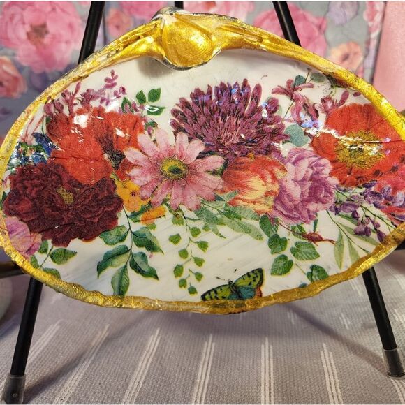 DECOUPAGE CLAM SHELL DECOUPAGE FLOWERS ON A CLAM SHELL TRINKET DISH - Picture 1 of 8